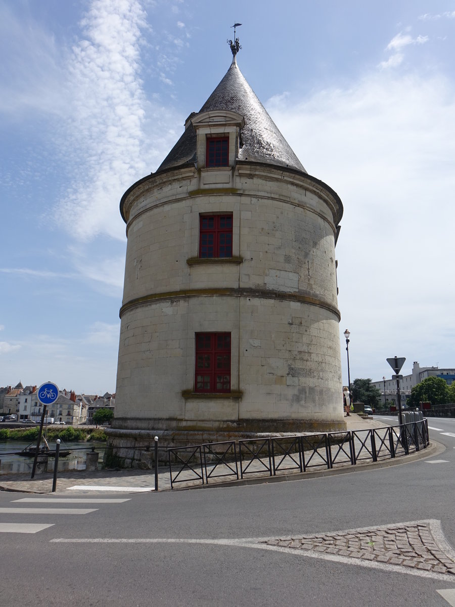 Chatellerault, schiefergedeckter konischer Turm an der Pont Henri IV. (08.07.2017)