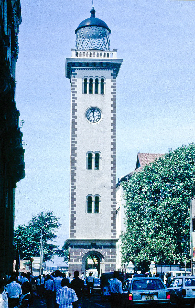 Chatham Street Clock Tower in Colombo. Bild vom Dia. Aufnahme: Februar 1989.