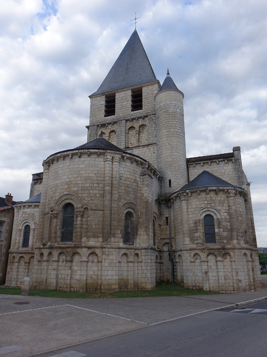 Chauvigny, Kirche Notre-Dame in der Unterstadt, erbaut im 11. Jahrhundert (09.07.2017)