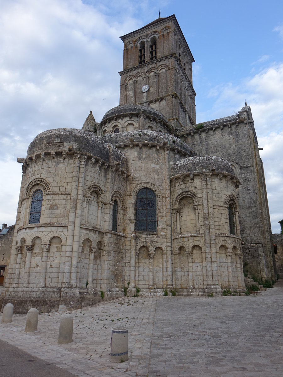 Chauvigny, Kirche Saint-Pierre, romanische Klosterkirche aus grauem Stein, erbaut im 11. Jahrhundert (09.07.2017)