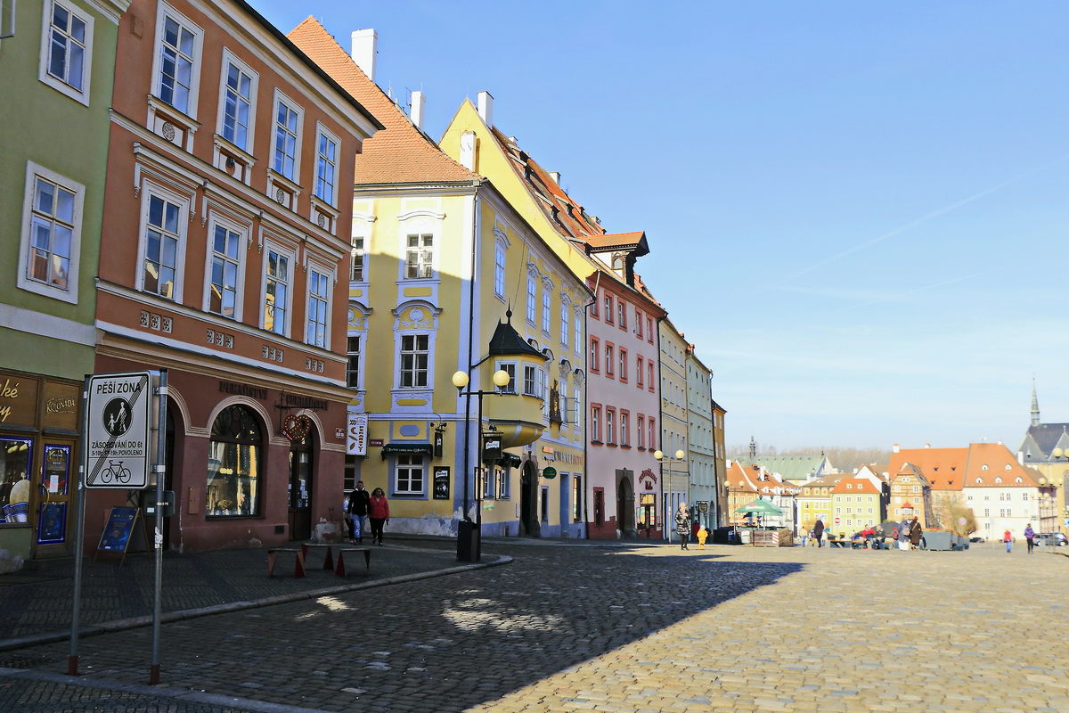 Cheb (Eger) am 17. Februar 2019, Blick auf den sonnigen Marktplatz.