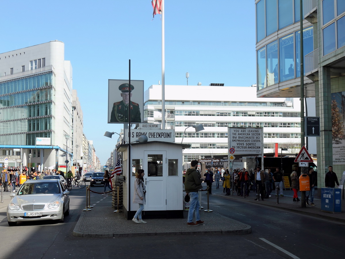 Checkpoint Charlie gesehen am 15. April 2015 aus der Position Kochstrae / Friedrichstrasse in Richtung Zimmerstrae. 

