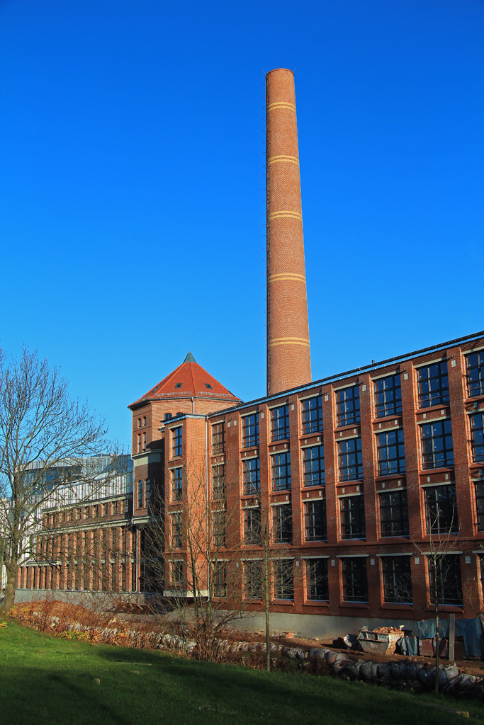 Chemnitz, Frberei Haase im November 2014. In den letzten Jahren wurde der ehemalige Industriekomplex komplett saniert und glcklicherweise der Schornstein und der Wasserturm erhalten.
