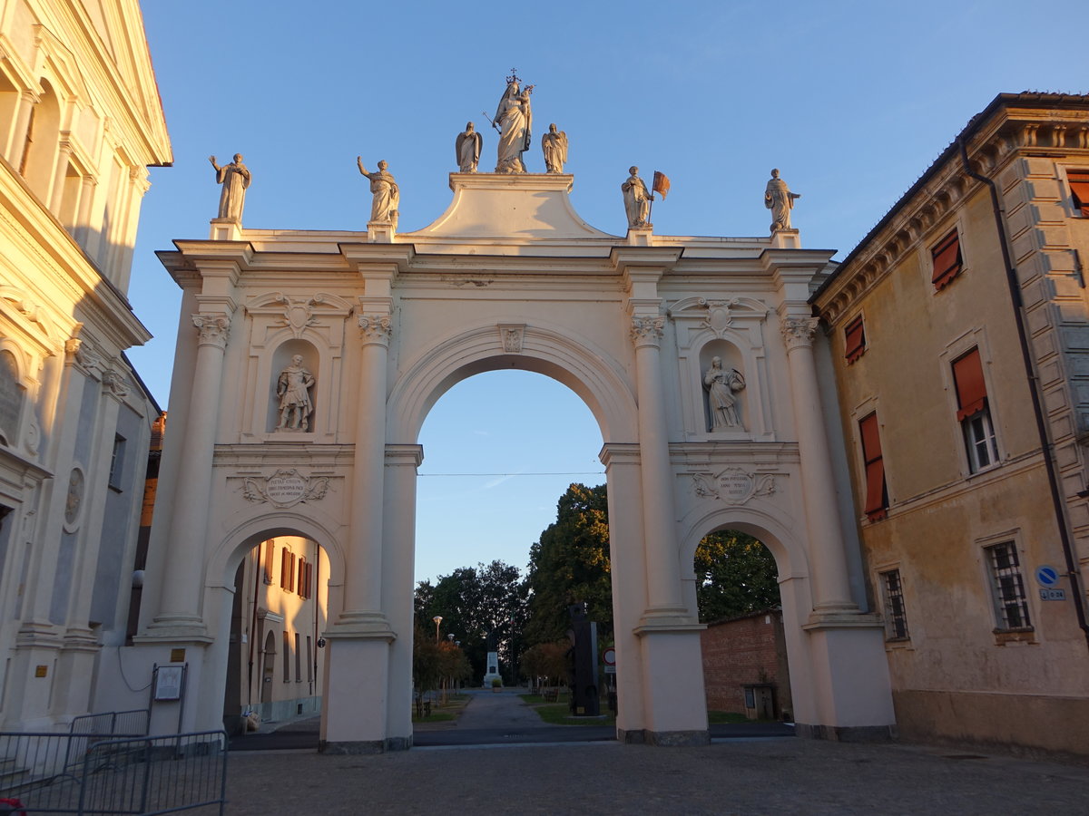 Cherasco, Arco di Belvedere in der Via Vittorio Emanuele II. (03.10.2018)                     