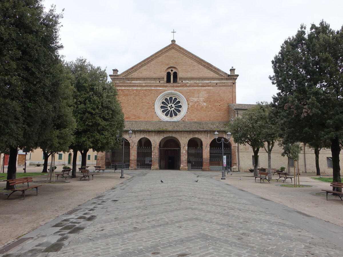 Chiaravalle, Klosterkirche St. Maria di Castagnola, dreischiffiges Langhaus zu fnf Jochen in reich gegliederter Backsteinarchitektur, erbaut ab 1147 (31.03.2022)