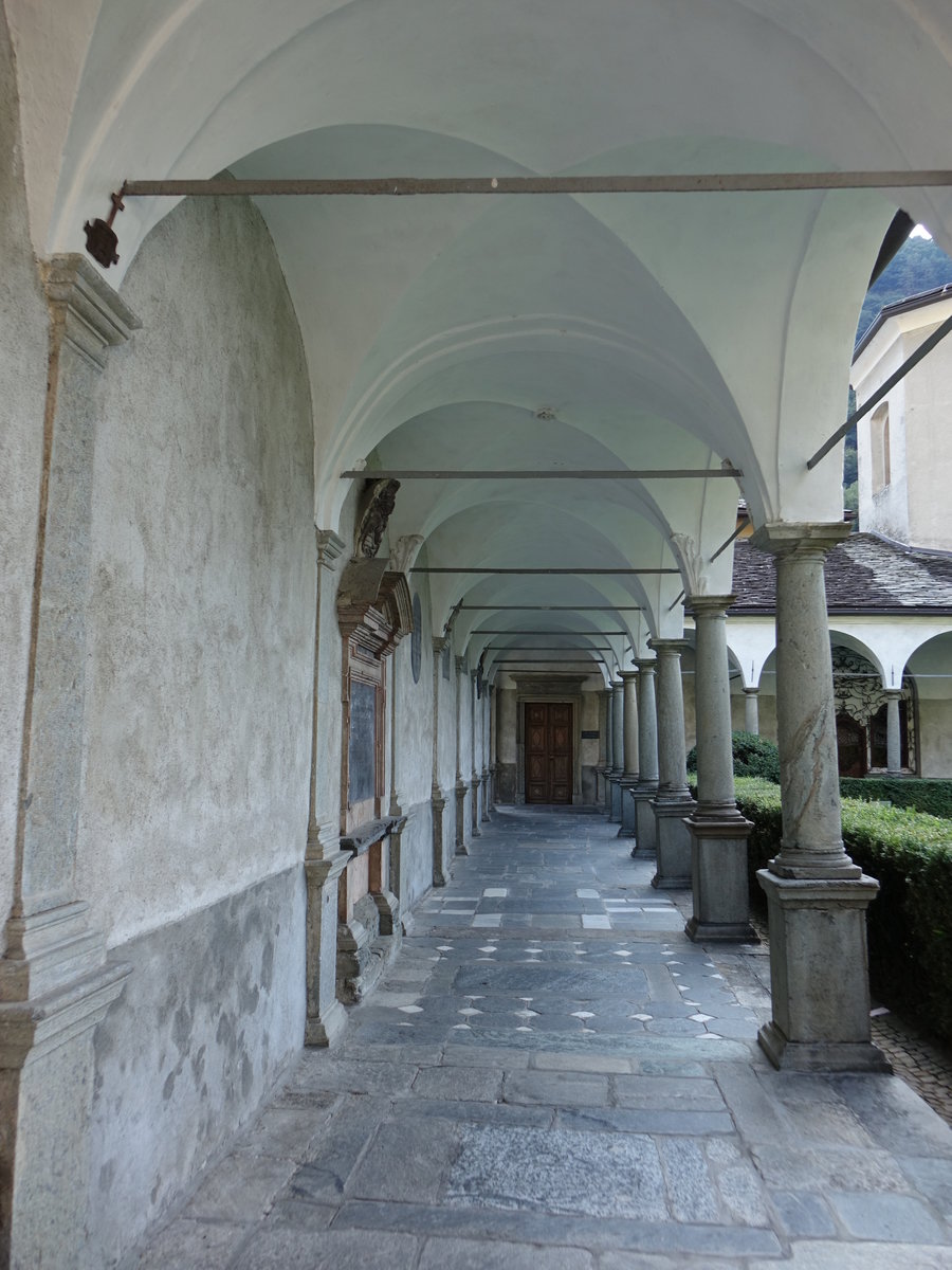 Chiavenna, Sulengang mit Specksteinsulen aus dem 17. Jahrhundert vor der Kirche San Lorenzo (21.09.2018)