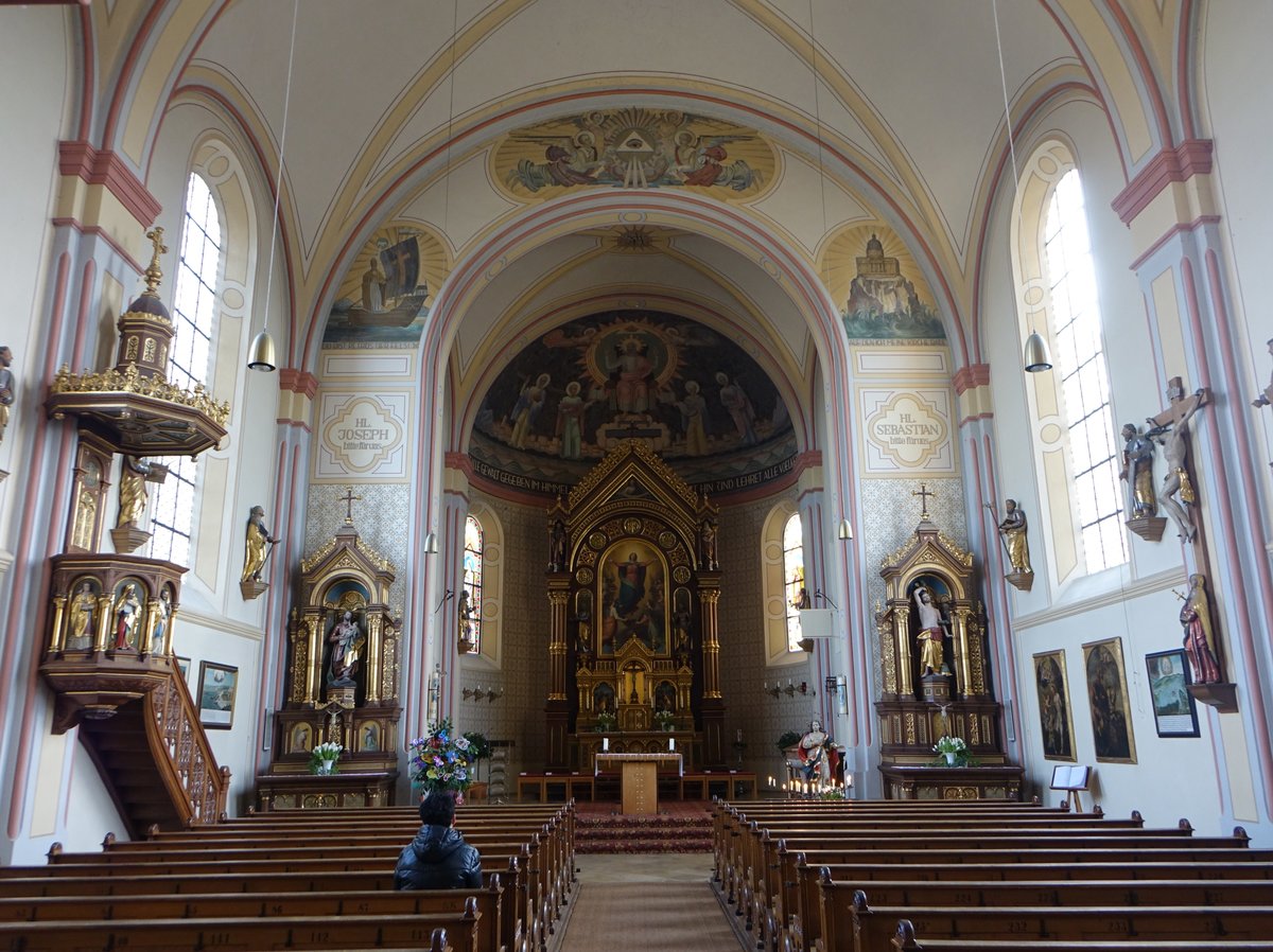 Chieming, neuromanischer Innenraum der Pfarrkirche Maria Himmelfahrt, Ausmalung von Joseph Elsner, Altarbild von Max Frst (26.02.2017)