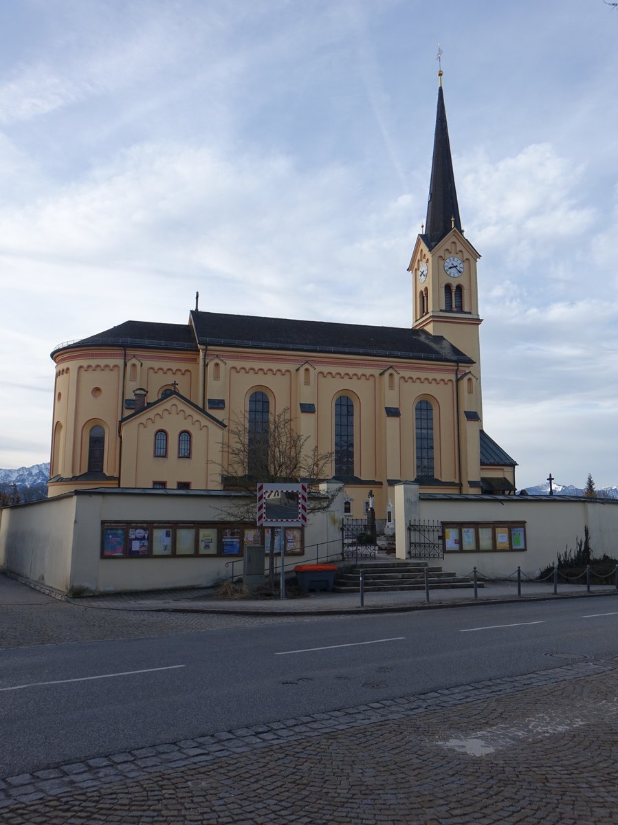 Chieming, Pfarrkirche Maria Himmelfahrt, kreuzgewlbter Saalbau mit halbrunder Apsis, erbaut von 1882 bis 1883 durch Johann Marggraff im neuromanischen Stil (26.02.2017)