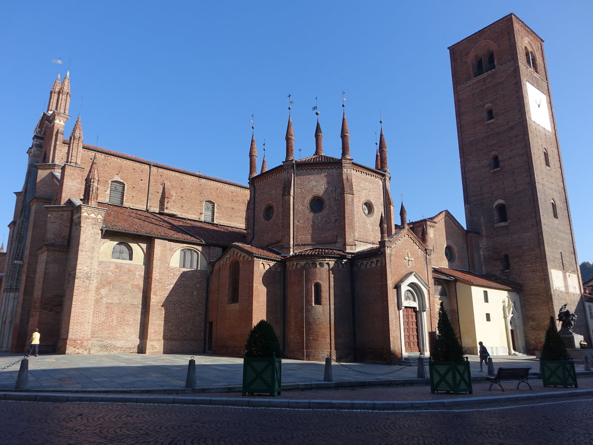 Chieri, Dom St. Maria della Scala an der Piazza Cavour, erbaut von 1405 bis 1435 (04.10.2018)