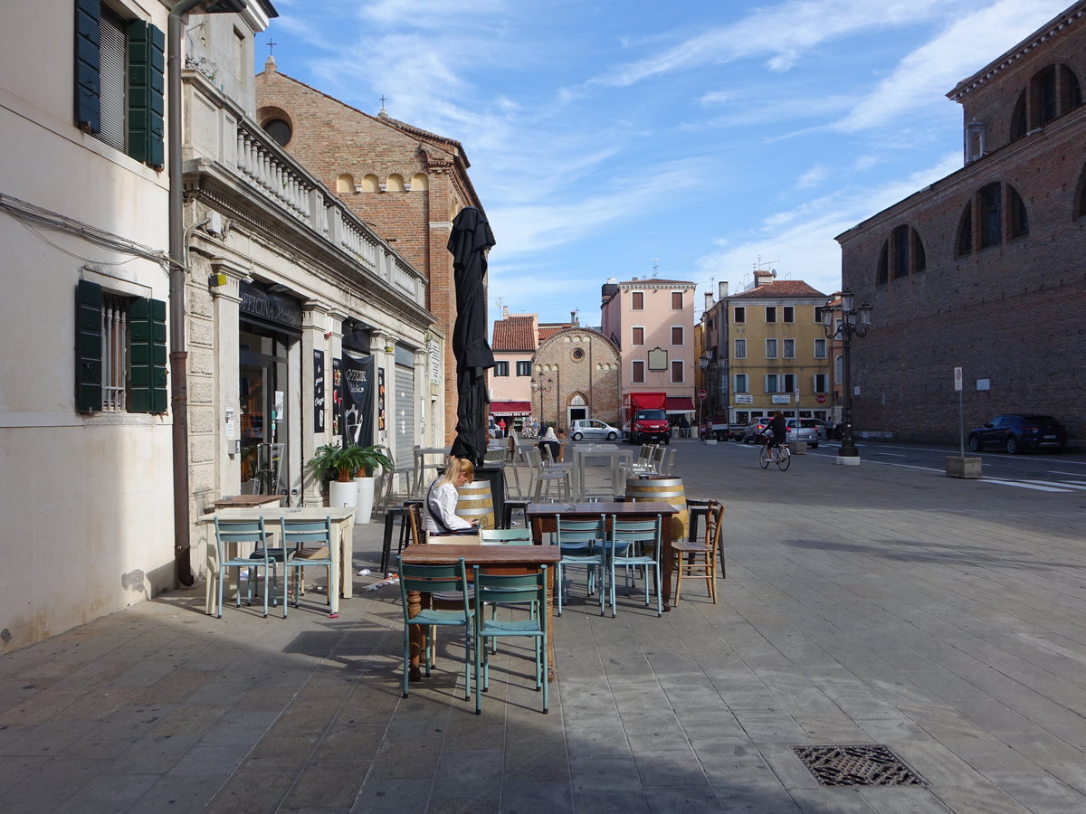 Chioggia, Cafe und Gebude an der Piazza Duomo (19.09.2019)