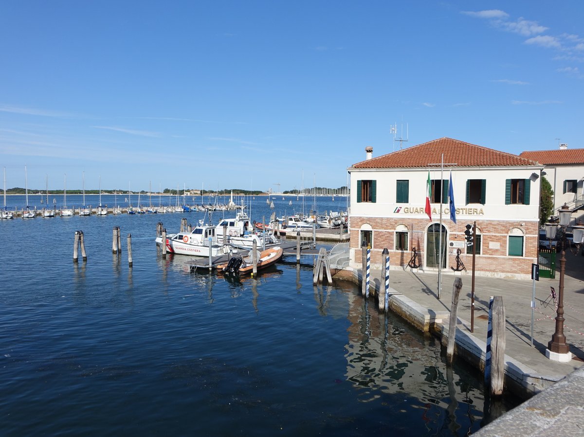 Chioggia, Gebude der Hafenpolizei am Calle Santa Croce (19.09.2019)