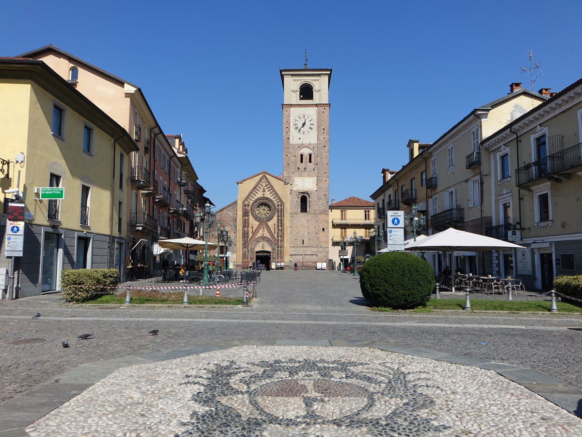 Chivasso, Kollegienkirche Santa Maria Assunta, erbaut Anfang des 15. Jahrhundert an der Piazza della Republica (04.10.2018)