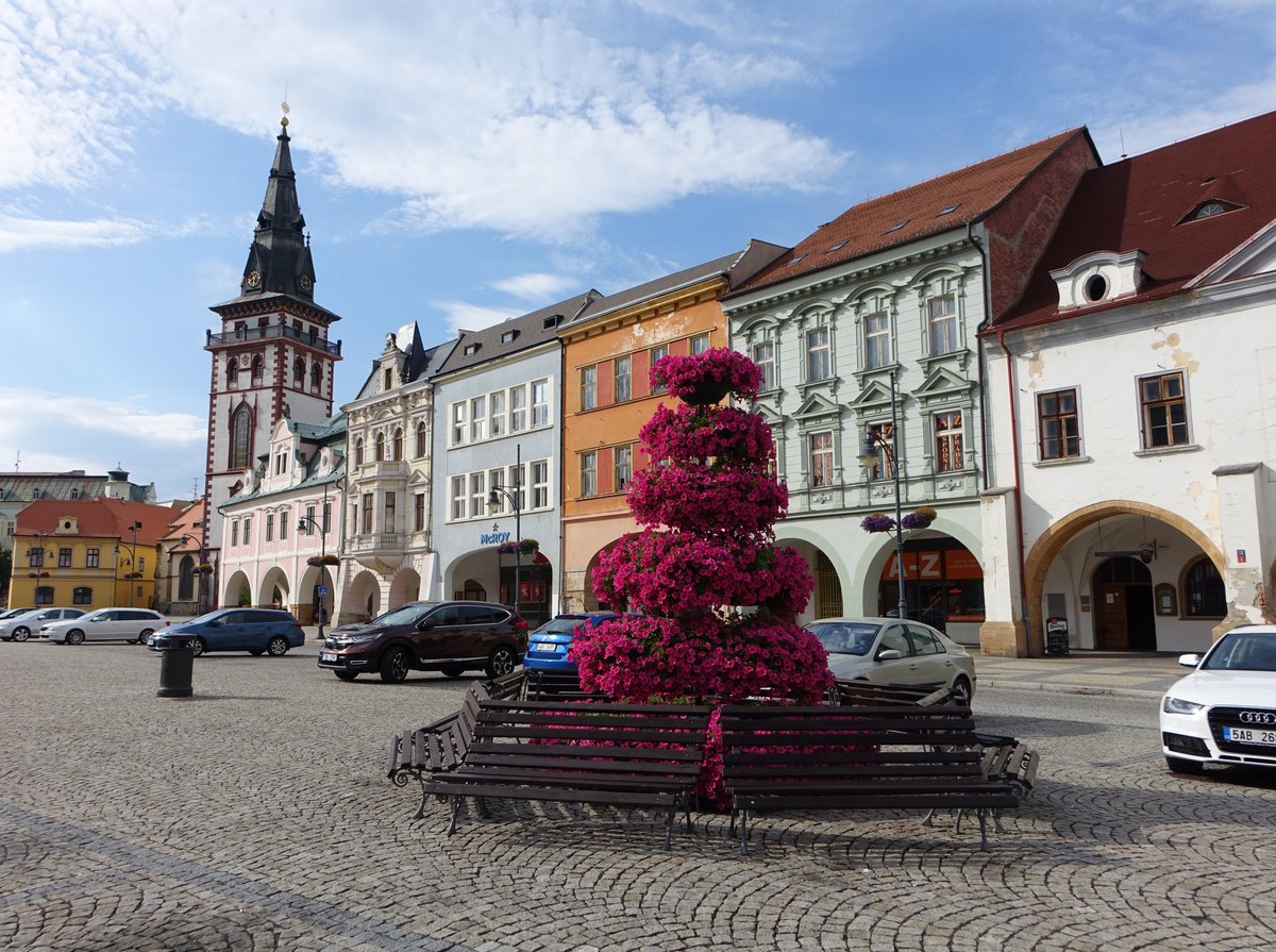 Chomutov / Komotau, Huser und Turm der Maria Himmelfahrt Kirche am Hauptplatz Namesti 1. Mai (06.07.2019)