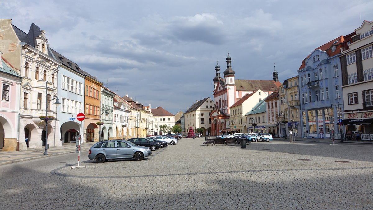 Chomutov / Komotau, Hauptplatz Namesti 1. Mai mit Jesuitenkirche (06.07.2019)