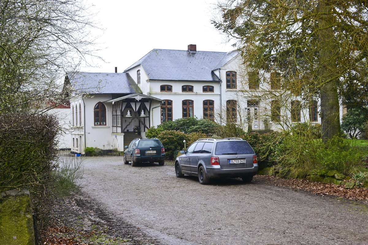 Christiansen-Hof, Alte Landstrae 10, Kollerup (Kreis Schleswig-Flensburg). Zum Ende des Zweiten Weltkrieges musste die Deutsche Wehrmacht vor den Alliierten Armeen immer weiter zurckweichen. Fr die Berliner Reichsregierung, Reichsministerien und dem Sicherheitsapparat waren schon seit Februar 1945 Evakuierungsmanahmen vorbereitet worden, die aber erst ab April 1945 zur Ausfhrung kamen, da mit ihnen die Niederlage nicht frhzeitig eingestanden werden sollte. Ende April, hat Generalfeldmarschall Ernst Busch, der zum Oberbefehlshaber Nordwest ernannt worden war, im Dorf Kollerup, den Christiansen-Hof besucht.
Aufnahme: 18. Mrz 2020.