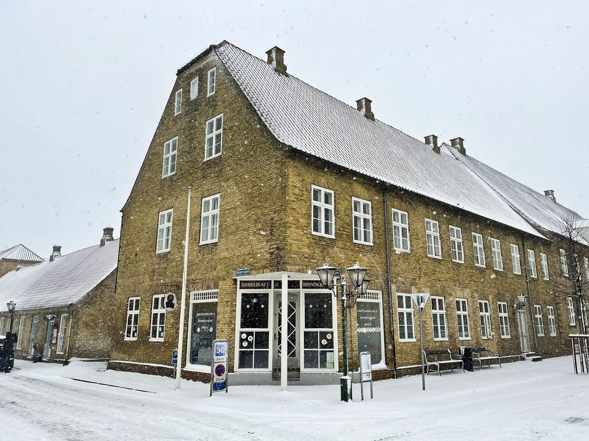 Christiansfeld in Nordschleswig (Snderjylland). Typischer Baustil der Herrnhuter (18. Jahrhundert). Durch seine Entstehung als Grndungs- oder Planstadt verfgt Christiansfeld ber ein architektonisch geschlossenes Stadtbild und ist ein touristisches Zentrum der Region. Aufnahme: 3. Februar 2021.