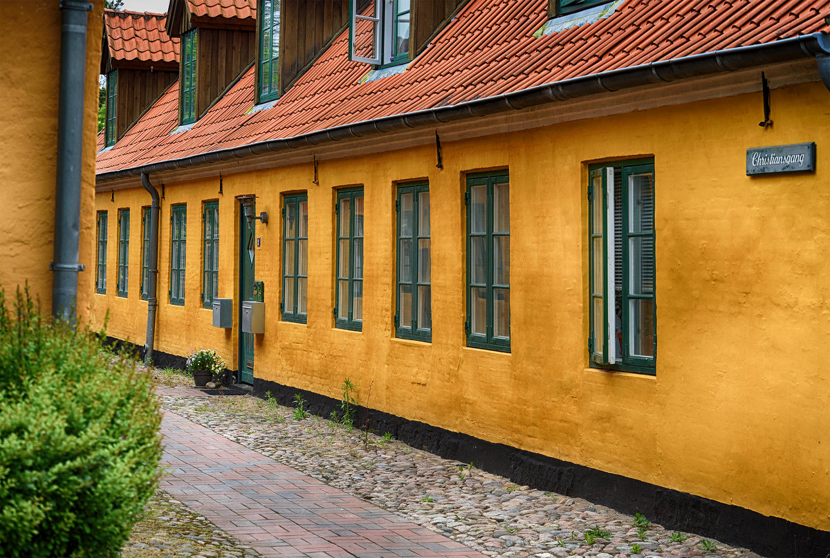 Christiansgang im Ort Kupfermhle (Gemeinde Harrislee). Der Name des Ortes entstand aus dem Hammerwerk, das der dnische Knig Christian IV. im 17. Jahrhundert an der Krusau anlegen lie und dessen Mhlrad durch das Wasser der Au getrieben wurde. 
Aufnahme: 1. Juni 2019.