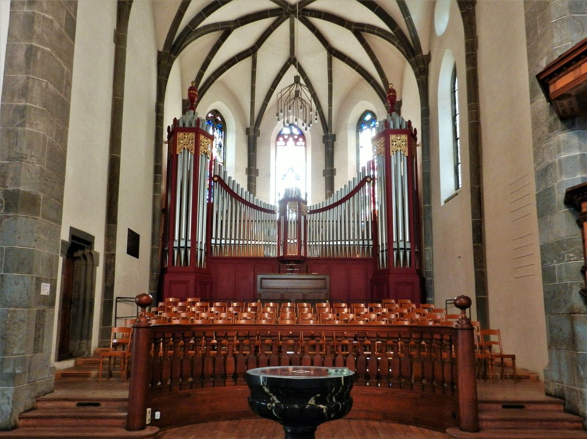 Chur, Martinskirche, Orgel. Das Instrument wurde 1918 von der Westempore in den Chor versetzt - 10.08.2012