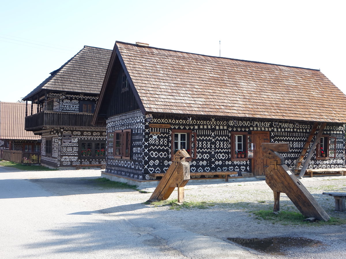 Cicmany / Zimmermannshau, Volksarchitektur mit weier Bemalung der Holzhuser (06.08.2020)