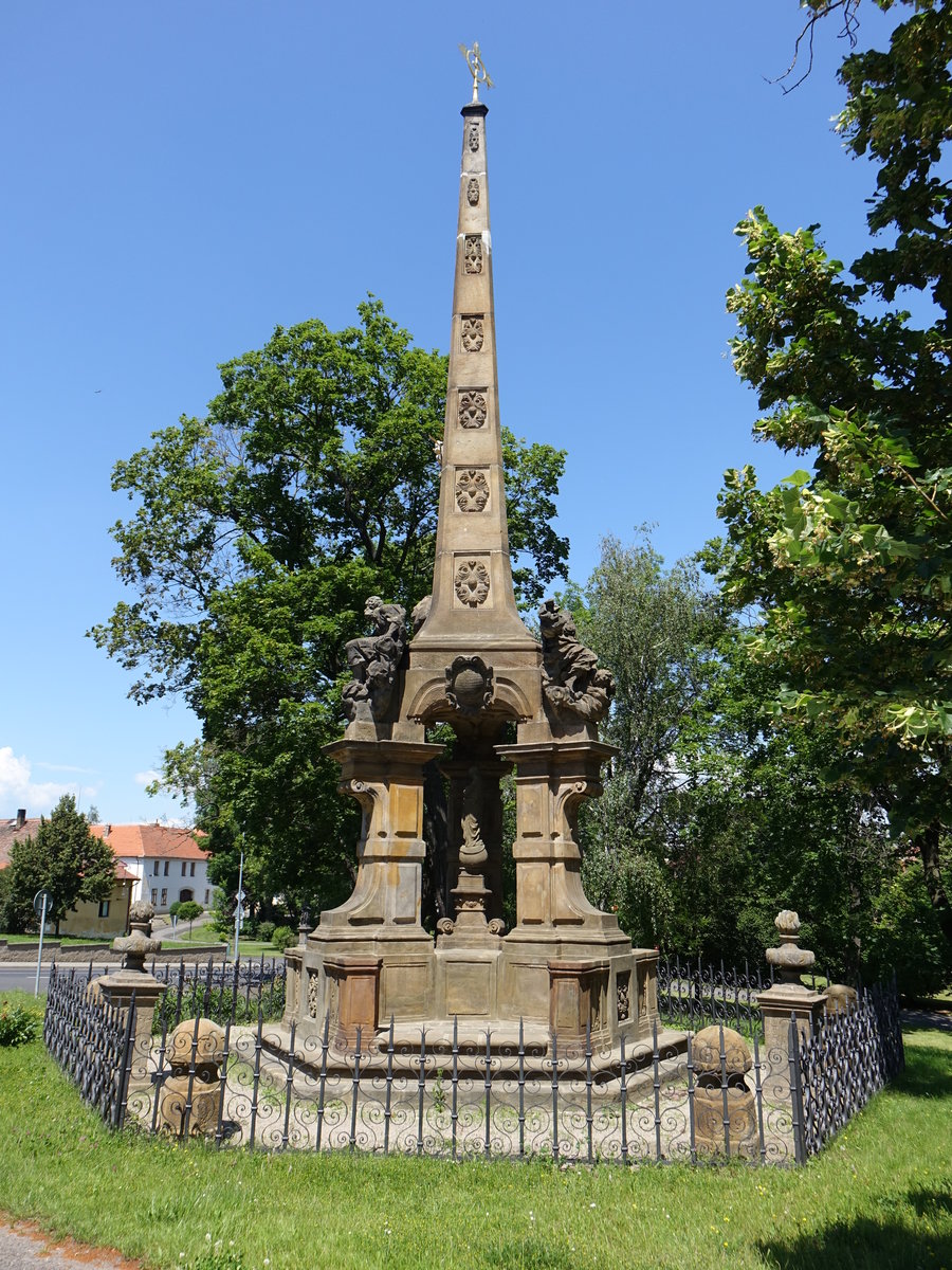 Citoliby / Zittolieb, Dreifaltigkeitssule auf dem Dorfplatz vor der Kirche, errichtet 1725 fr Karl Graf Pachta (27.06.2020)