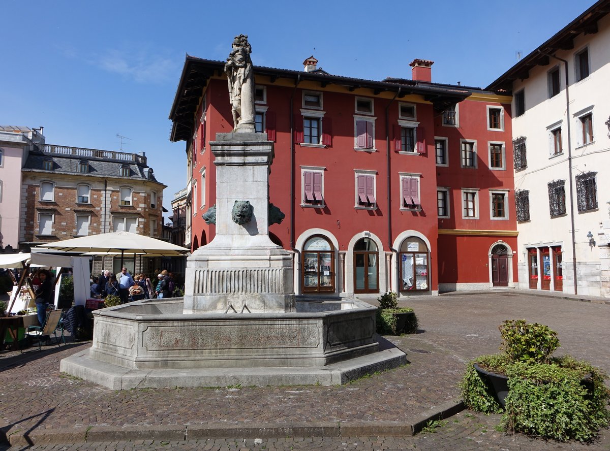 Cividale del Friuli, Brunnen am Piazza del Duomo (06.05.2017)