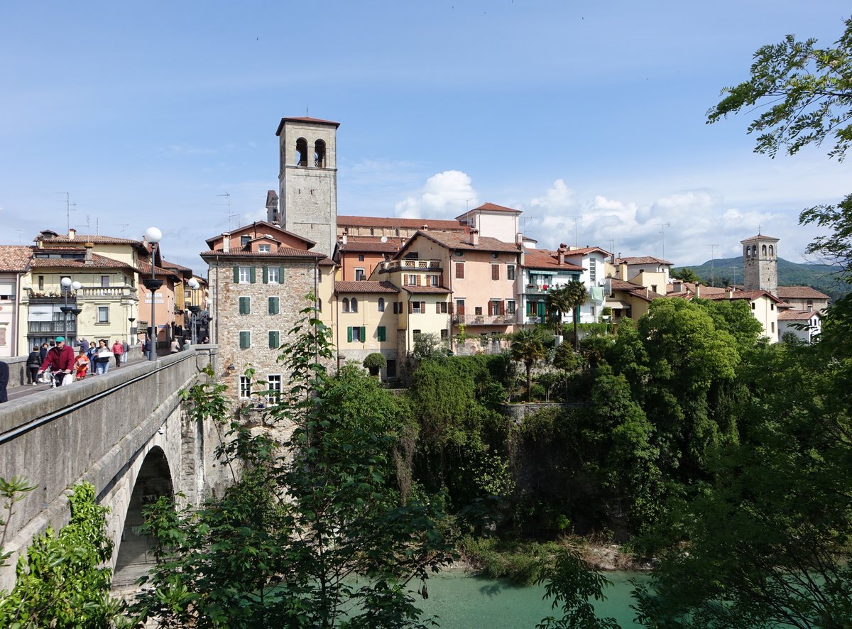 Cividale del Friuli, Huser und Dom an der Ponte del Diavolo (06.05.2017)