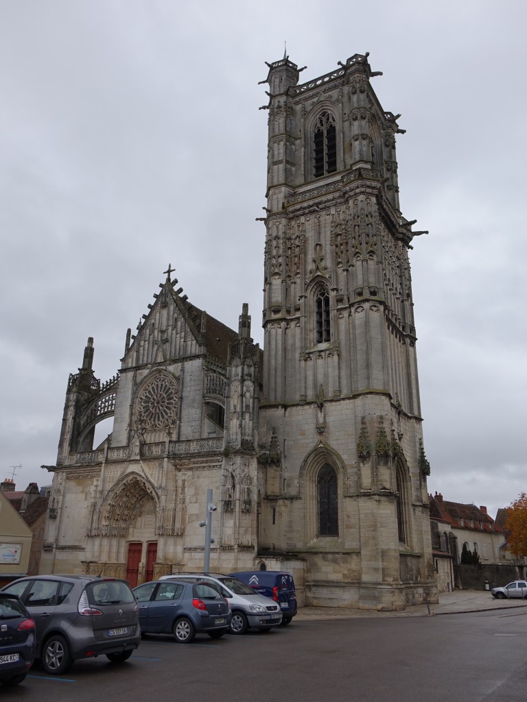 Clamecy, ehemalige Kollegialstiftskirche Saint-Martin, erbaut im 13. Jahrhundert,  querhauslose dreischiffige Basilika mit rechteckigem Chor mit Umgang, Flamboyant-Fassade (28.10.2015)