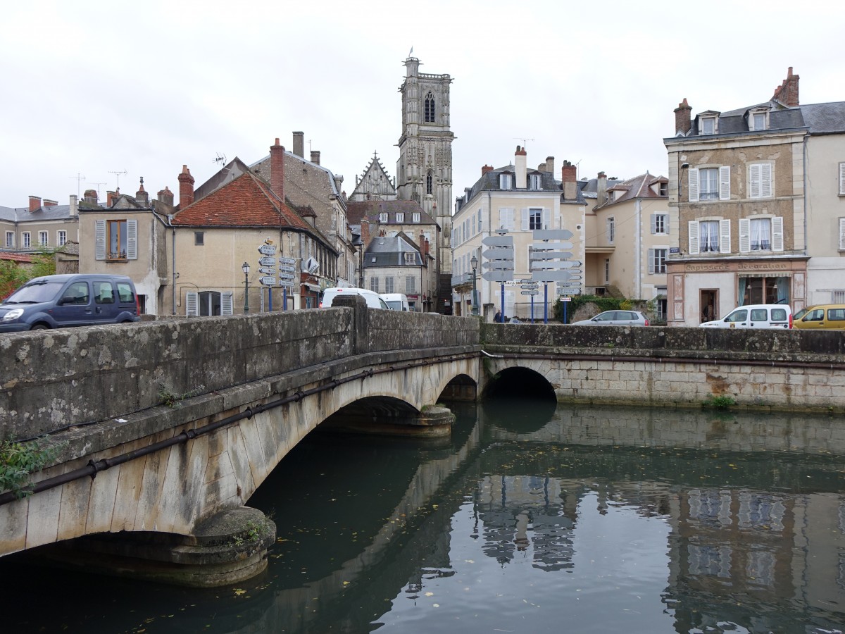 Clamecy, Yonne Brcke mit Blick auf die Altstadt mit St. Martin Kirche (28.10.2015)