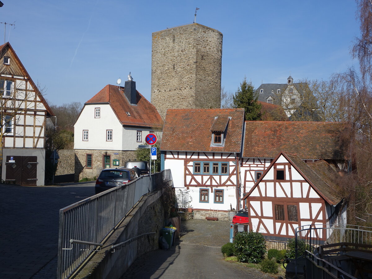 Cleeberg, Bergfried von 1050 und Fachwerkhuser in der Schlostrae (12.03.2022)
