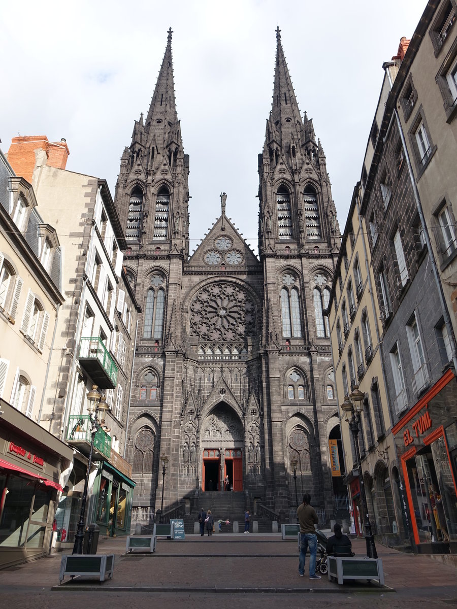 Clermont-Ferrand, Kathedrale Notre Dame, erbaut ab 1248, Trme 14. Jahrhundert (19.09.2016)