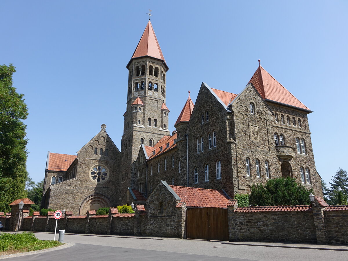 Clervaux, Benediktinerabtei St. Mauritius und St. Maurus, erbaut vom niederlndischen Architekten Johannes Franziskus Klomp (19.06.2022) 