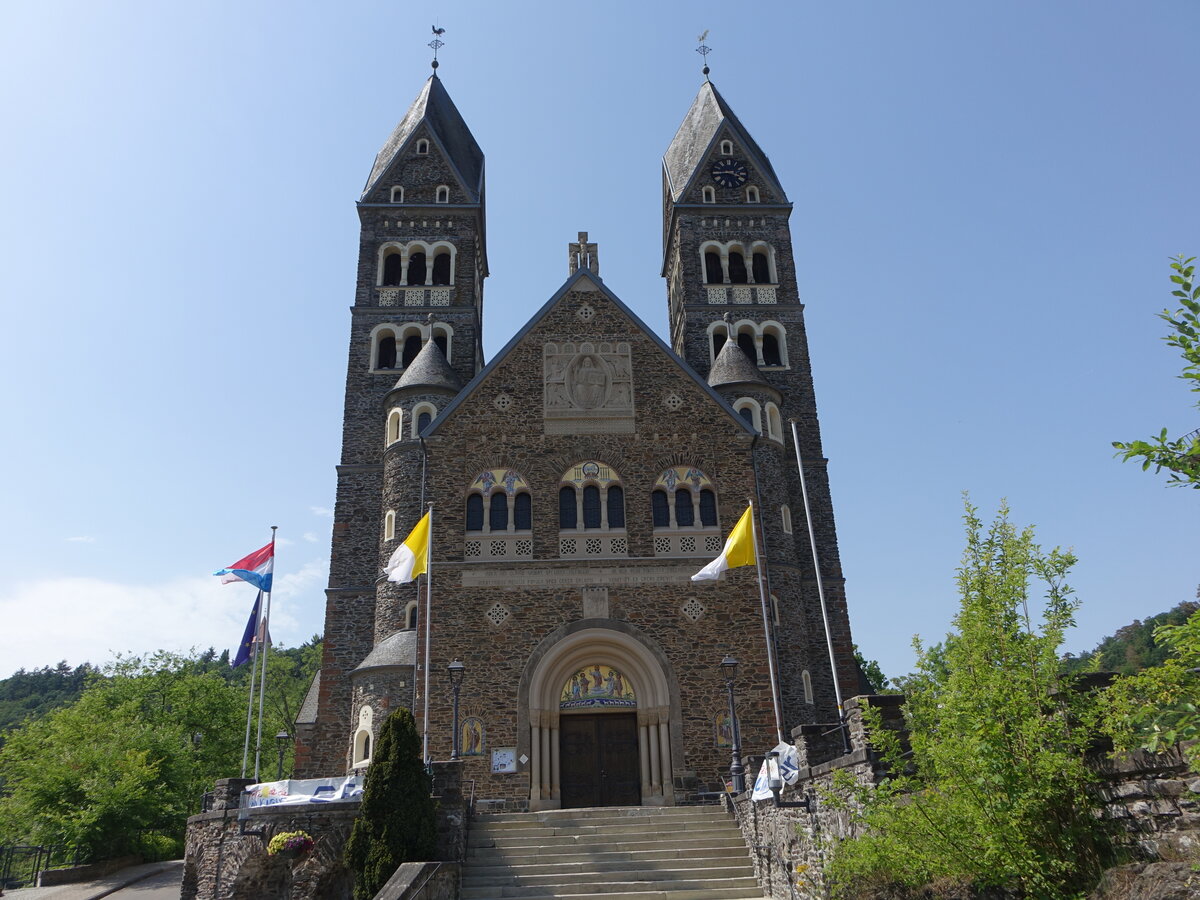 Clervaux, Pfarrkirche St. Cosmas und Damian, erbaut von 1910 bis 1912 (19.06.2022)