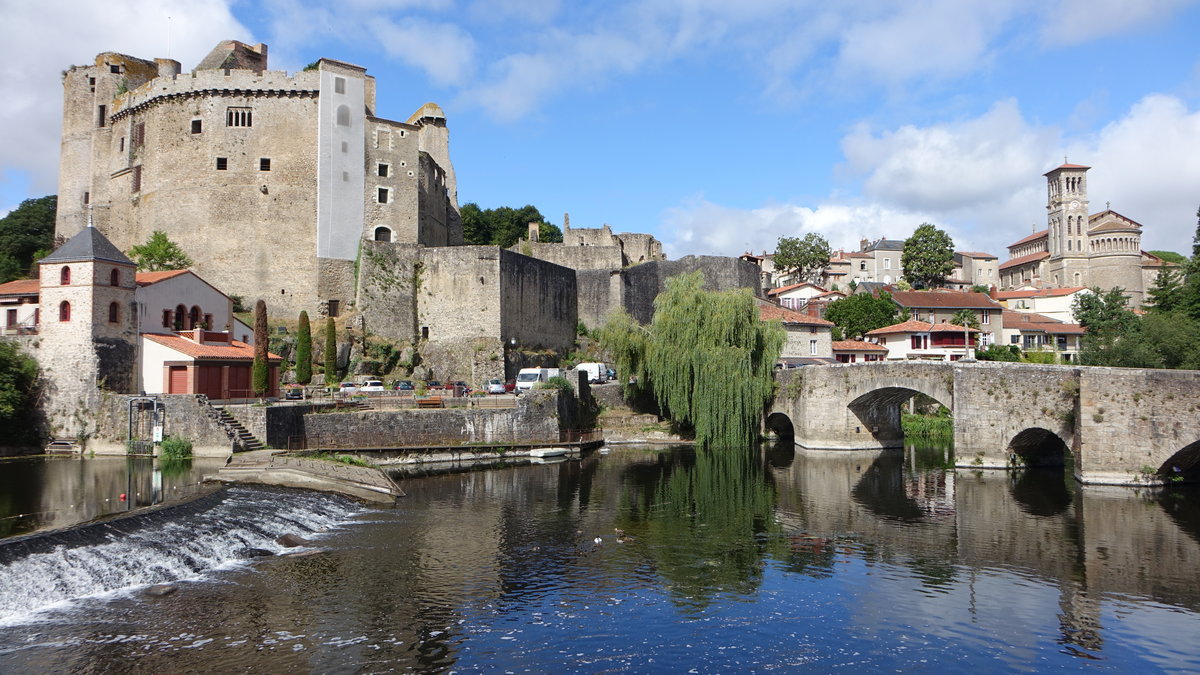 Clisson, Schloss der Herzge der Bretagne und Notre Dame Kirche (12.07.2017)