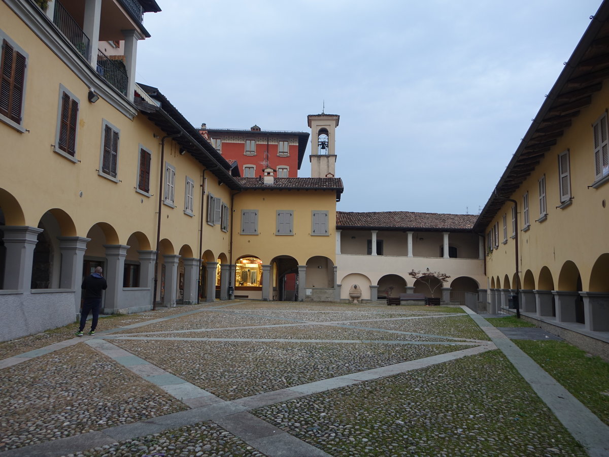 Clusone, Arkadenhuser an der Piazza Marinoni (06.10.2018)