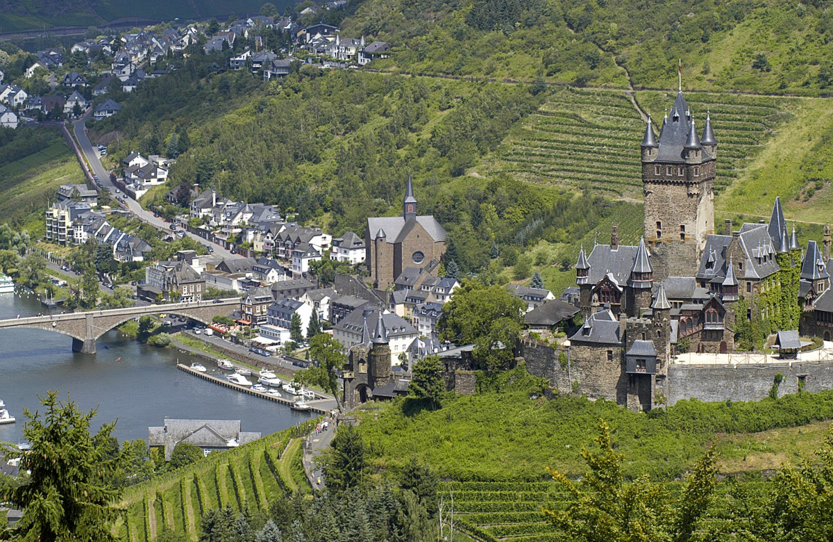 Cochem von der Hauptstrae B 259 aus gesehen. Aufnahme: Juli 2007.