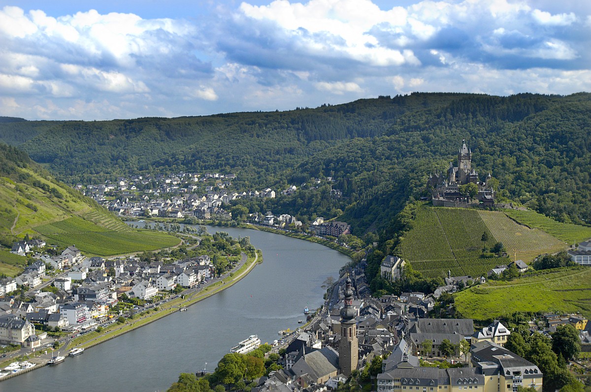 Cochem (Mosel) vom Pinnerkreuz aus gesehen. Aufnahme: Juli 2007.