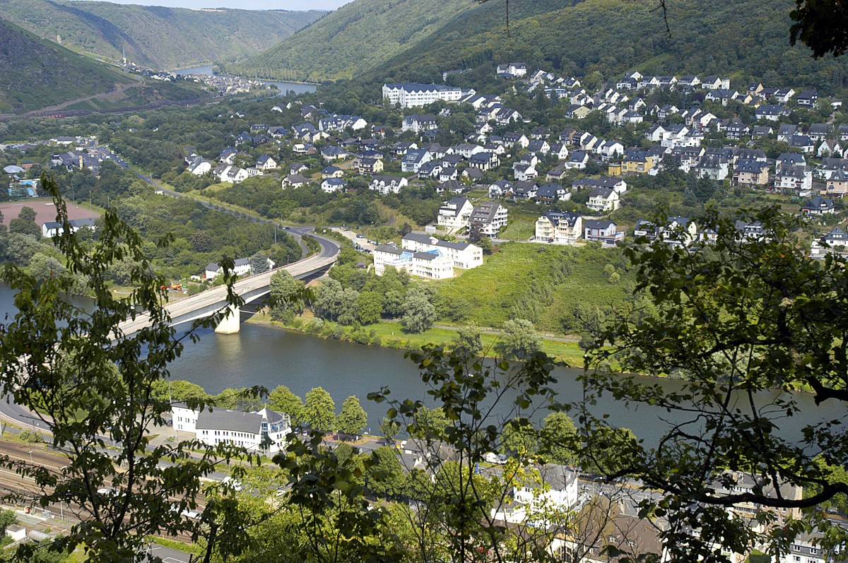 Cochem (Mosel) vom Pinnerkreuzer Bergweg aus gesehen. Aufnahme: Juli 2007.