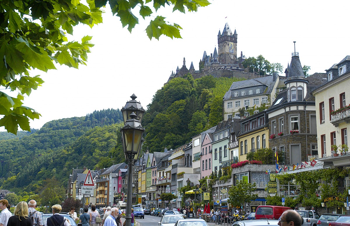 Cochem und die Reichsburg. Aufnahme: Juli 2007. Die Anlage, die im Mittelalter als Zollburg diente, wurde den Ergebnissen aktueller Burgenforschungen zufolge wohl um 1100 oder in der ersten Hlfte des 12. Jahrhunderts errichtet.