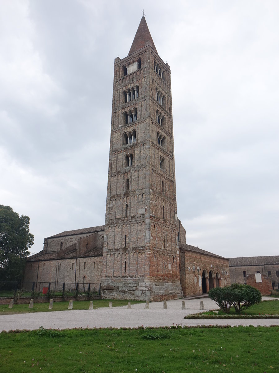 Codigoro, Abbatia Sanctae Mariae Pomposae, ehemalige Abtei des Benediktiner-Ordens an der Mndung des Po, erbaut von 751 bis 874 als dreischiffige Basilika, Glockenturm von 1063 (30.10.2017)