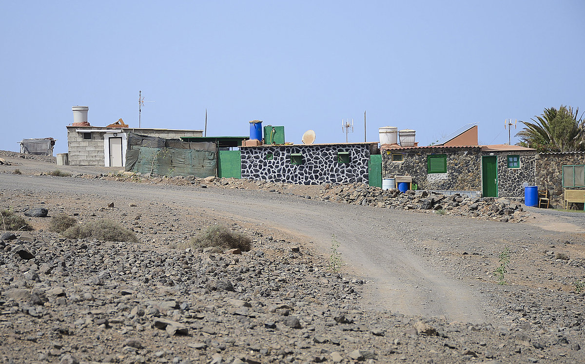 Cofete ist ein kleiner, einsam gelegener Ort an der Westkste der Halbinsel Janda auf der zu Spanien gehrenden Kanarischen Insel Fuerteventura. Der Ort selbst ist von einigen rmlichen Htten und einer ungewhnlich massiv gebauten Bar geprgt. Die Einheimischen aus dem auf der anderen Seite des Bergrckens liegenden Ortes Morro Jable kommen oft nur am Wochenende hierher.
Aufnahme: 17. Oktober 2017.