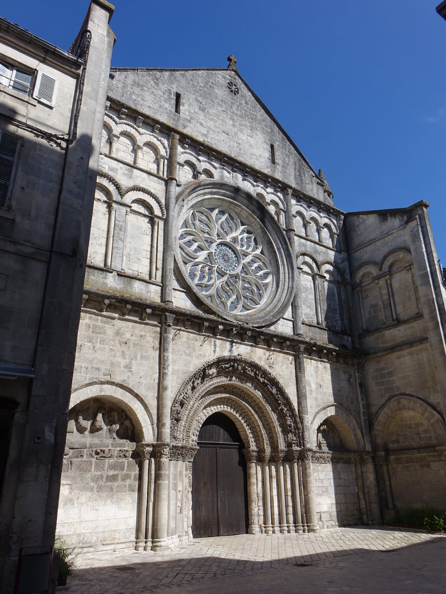 Cognac, Kirche Saint-Lger, dreigeschossige romanische Fassade mit Archivoltenportal, erbaut im 13. Jahrhundert (15.07.2017)