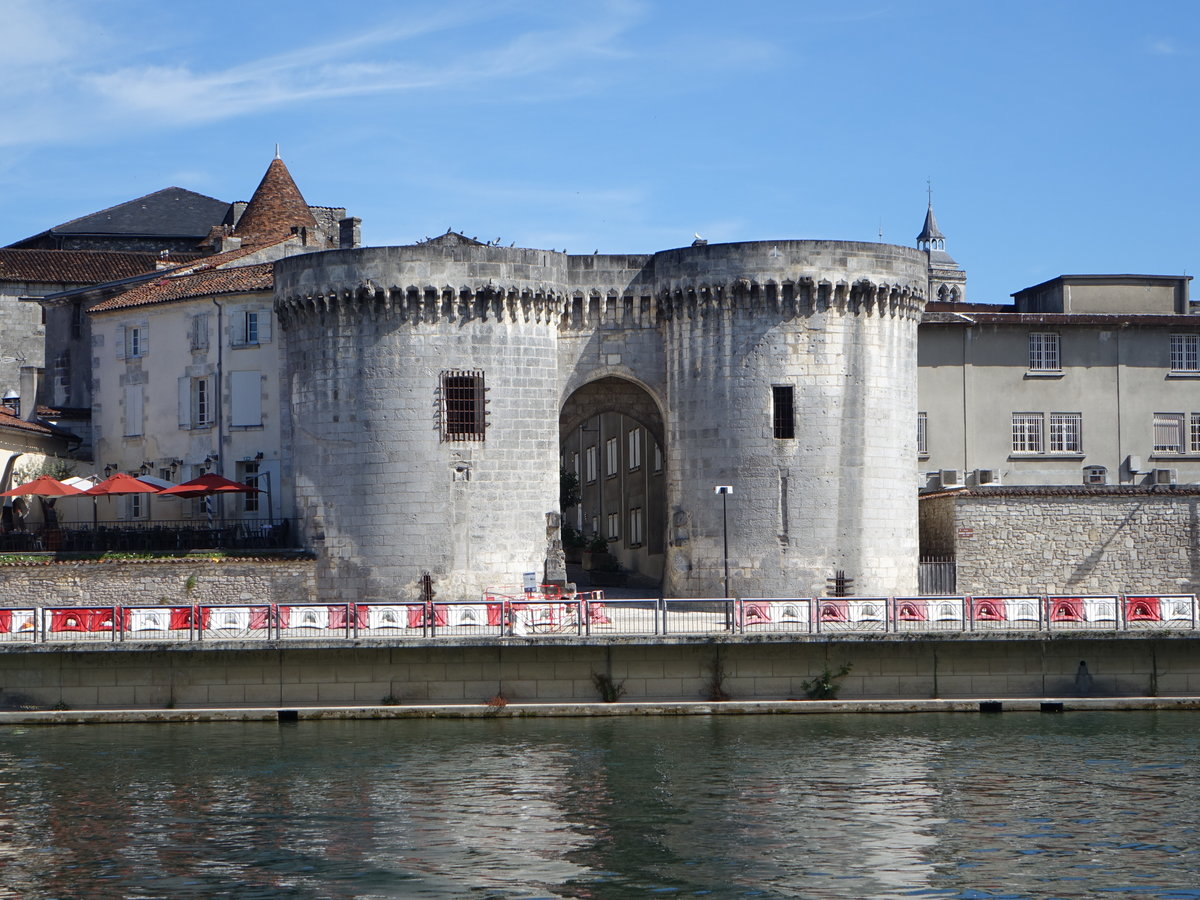 Cognac, Porte Saint-Jacques am Charenteufer am Quai Maurice Hennessy (15.07.2017)