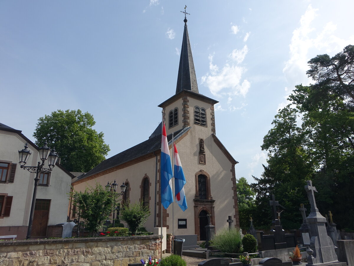 Colmar-Berg, Pfarrkirche Saint-Michel in der Rue de Mertzig (19.06.2022)