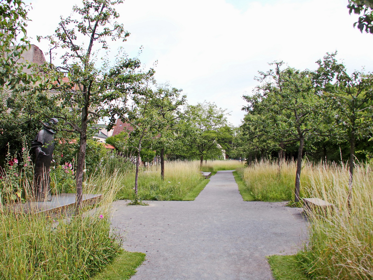 Comenius-Garten mit linksseitigen Comenius-Denkmal am 05. Juli 2017 in Berlin nahe Richardplatz