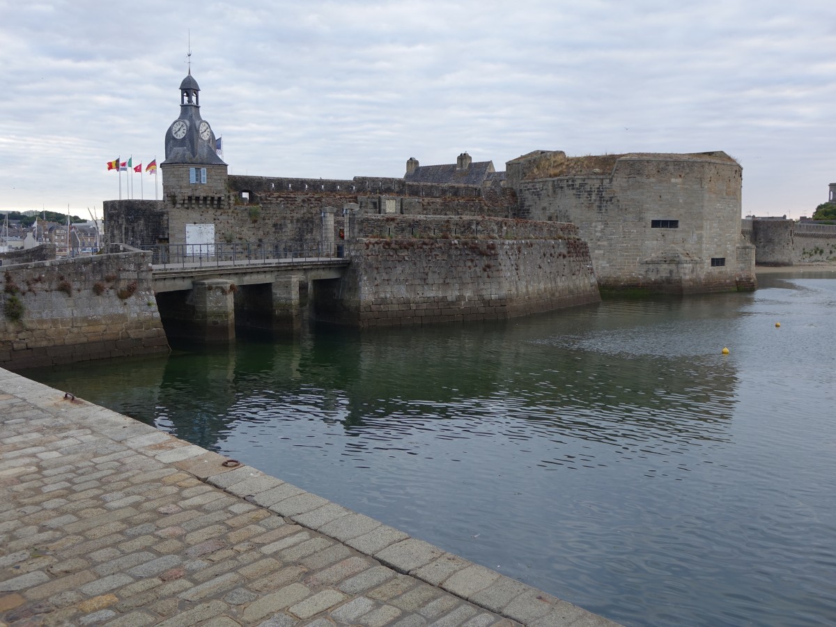 Concarneau, Ville Close mit Zugbrcke, erbaut im 14. Jahrhundert (16.07.2015)