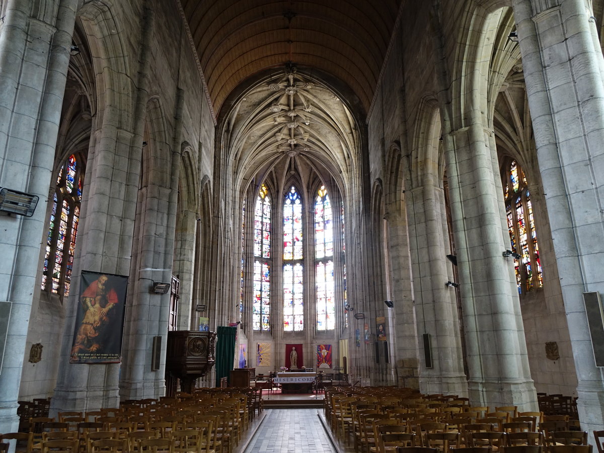 Conches-en-Ouche, Innenraum der Sainte-Foy Kirche mit Renaissance Glasfenster von Romain Buron (15.07.2016)