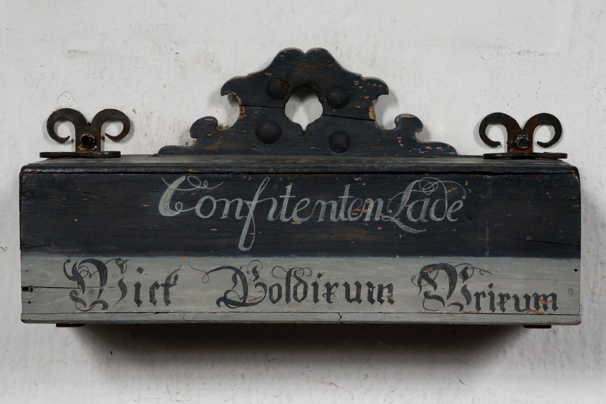 Confitentenlade (bis Anfang des 20. Jh. für die Anmeldung zum Abendmahl gebräuchlich) in der St.-Nicolai-Kirche in Wyk-Boldixum auf Föhr, aufgenommen am 17.09.2018.
