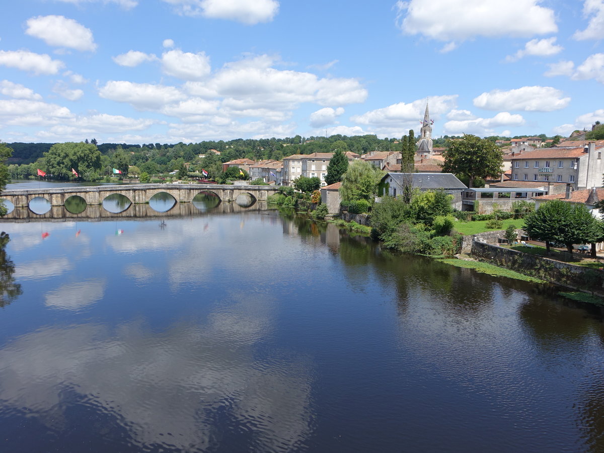 Confolens, Granitbrcke ber die La Vienne mit Saint-Maxime Kirche (14.07.2017)