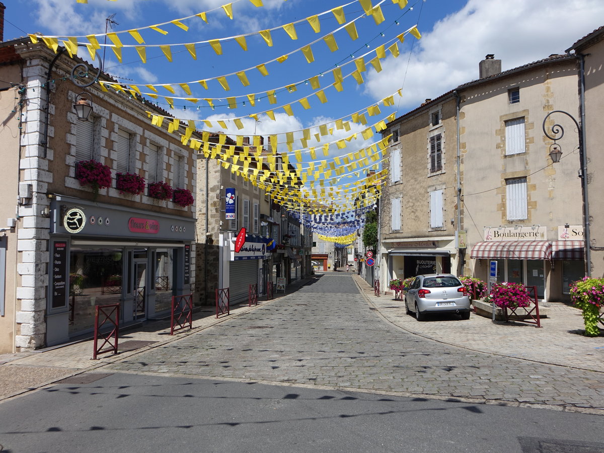 Confolens, historische Gebude in der Rue Emile Roux (14.07.2017)