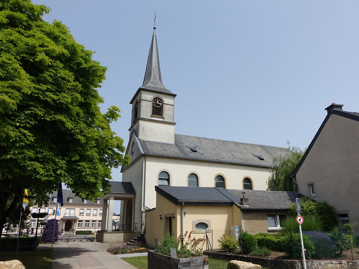 Contern, kath. Pfarrkirche Saint Barbe in der Rue du Moutfort (18.06.2022)